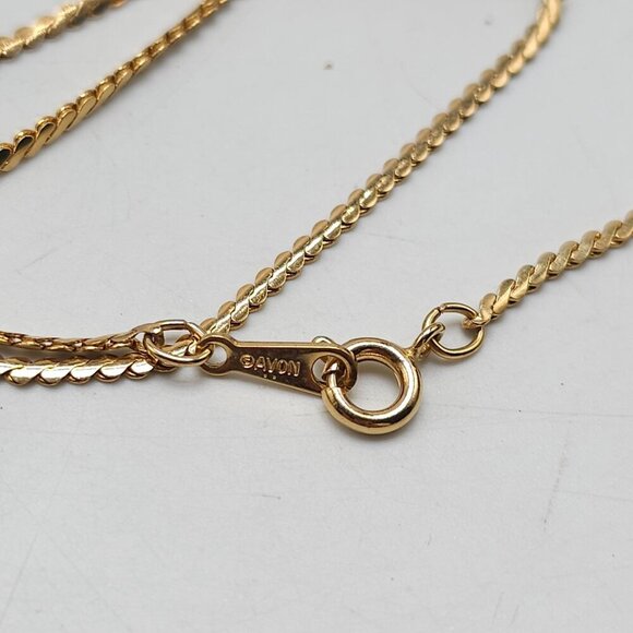 Vintage 1985 Avon Gold Tone White Lucite Shell Pendant Sea Swirls Lariat - Picture 4 of 5